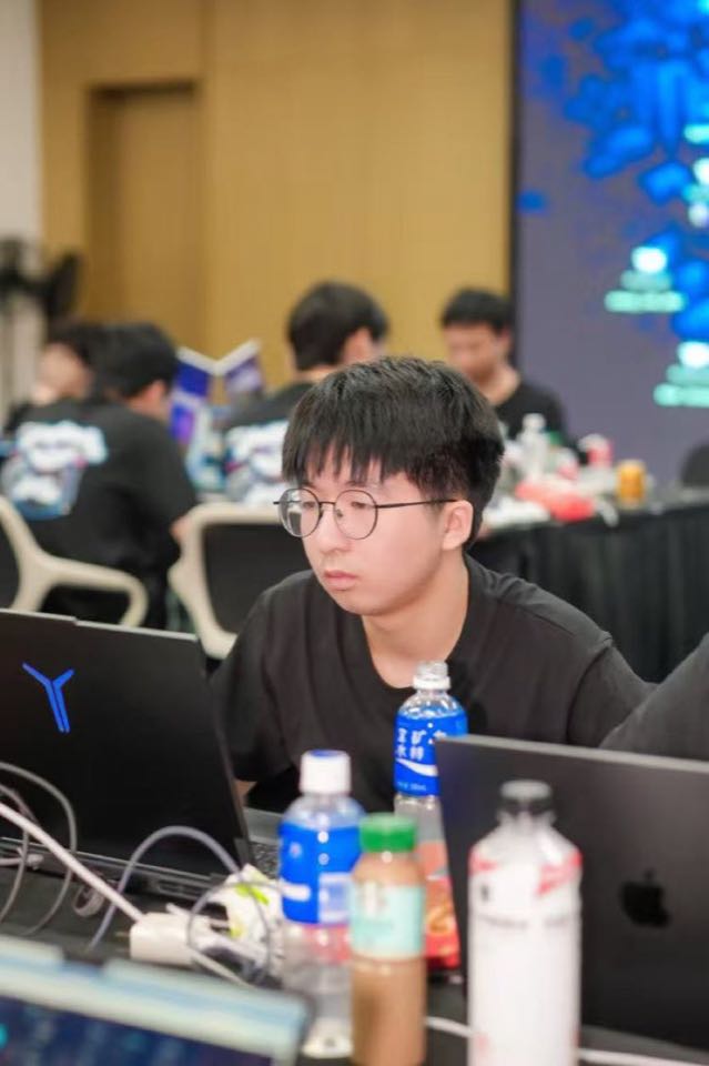 六星队员在京麒 CTF 线下赛赛场操作电脑