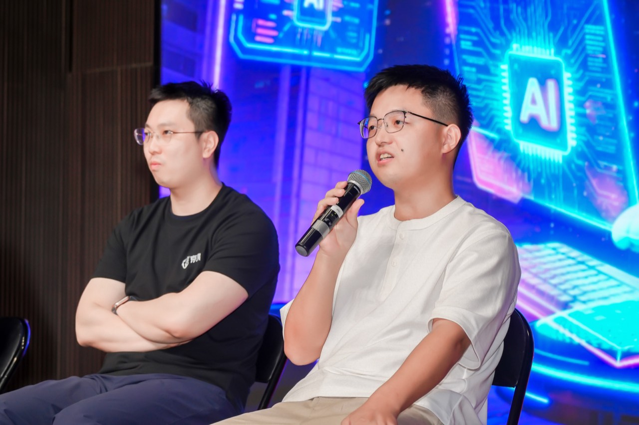 京麒 CTF 活动现场嘉宾进行技术分享